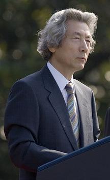 Junichiro_Koizumi_(cropped)_during_arrival_ceremony_on_South_Lawn_of_White_House